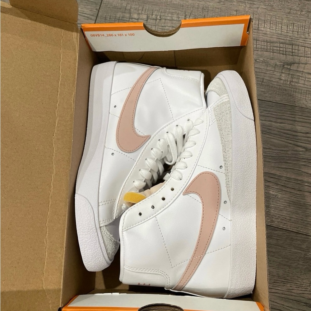 Nike women blazer mid 77